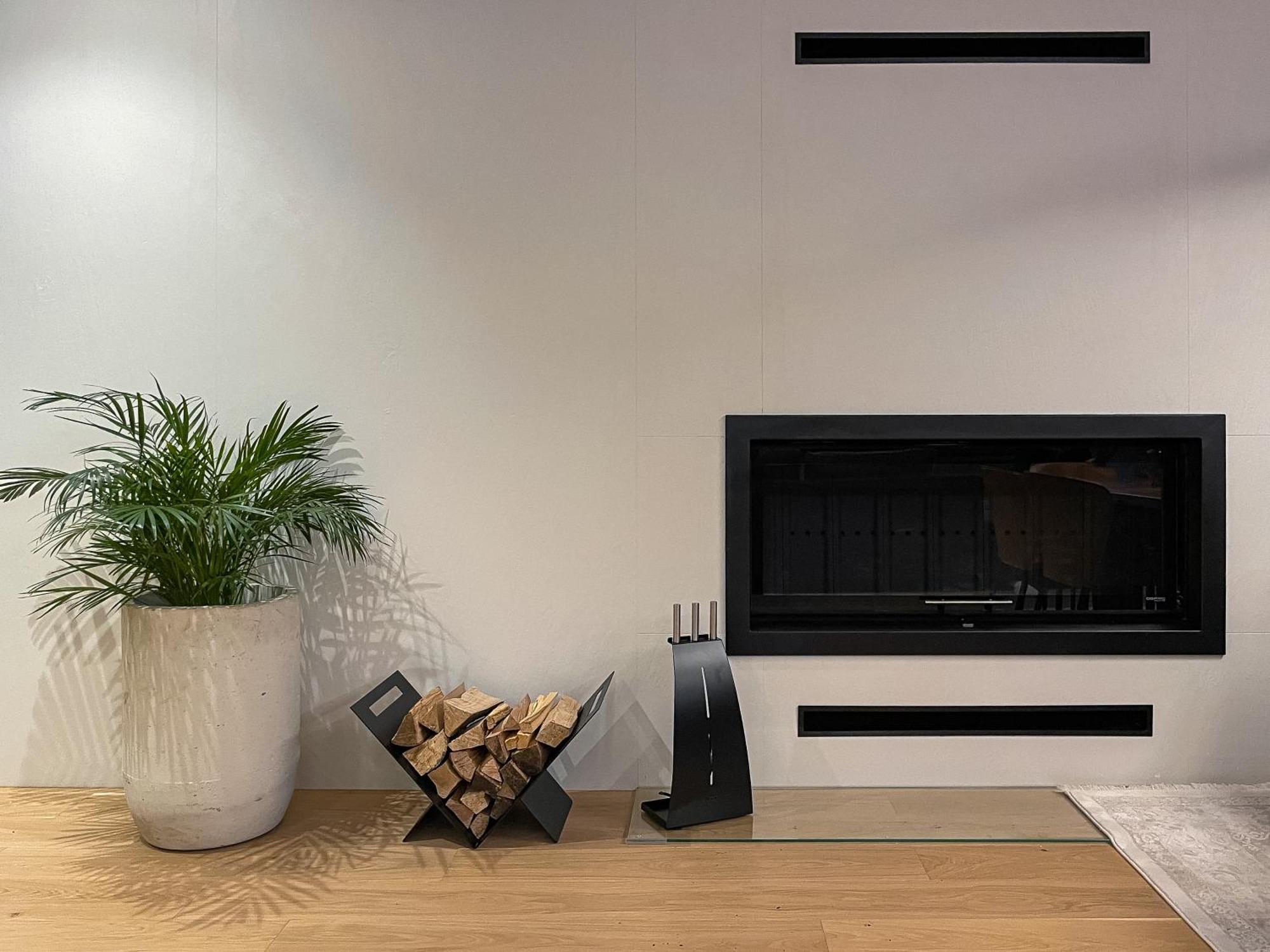 Emily Resort Leópolis Exterior foto A wall-mounted fireplace